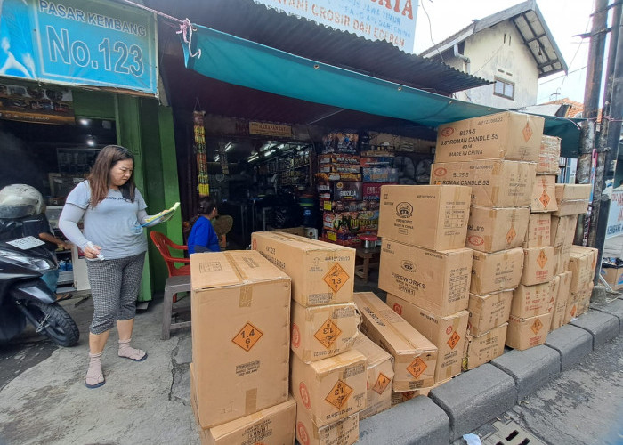 Jelang Perayaan Tahun Baru, Pedagang Kembang Api di Pasar Kembang Banjir Pesanan