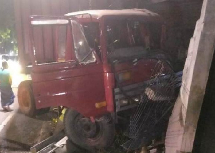 Sopir Ngantuk, Truk Trailer Tabrak Pagar Makam dan Rumah di Jalan Mastrip