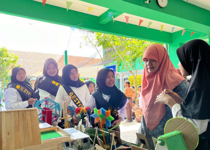 Pimpinan DPRD Surabaya Apresiasi Produk Kreativitas Siswa SDN Wonokusumo 6