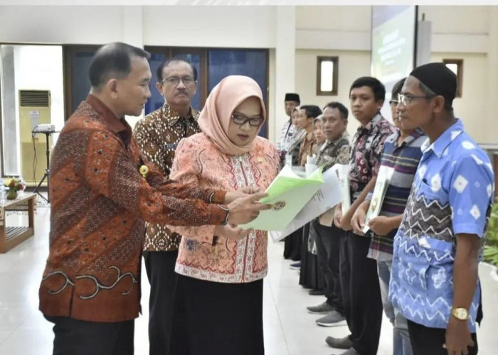 Komisi II DPR RI Dukung Program Strategis Kementerian ATR/BPN di Tuban, 8 Warga Terima Sertifikat PTSL