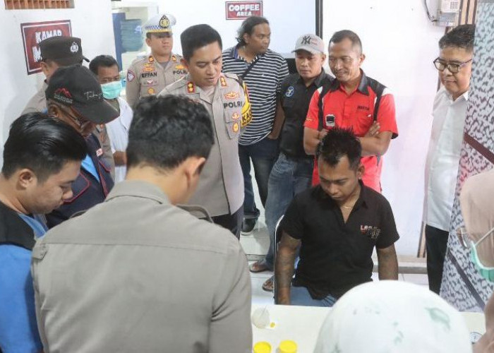 Pastikan Libur Nataru Aman, Polres Probolinggo Gelar Tes Urine untuk Sopir dan Kru Bus