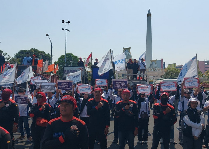 Ratusan Buruh Demo di Depan Kantor Gubernur Jatim Tuntut UMK 2027 Naik