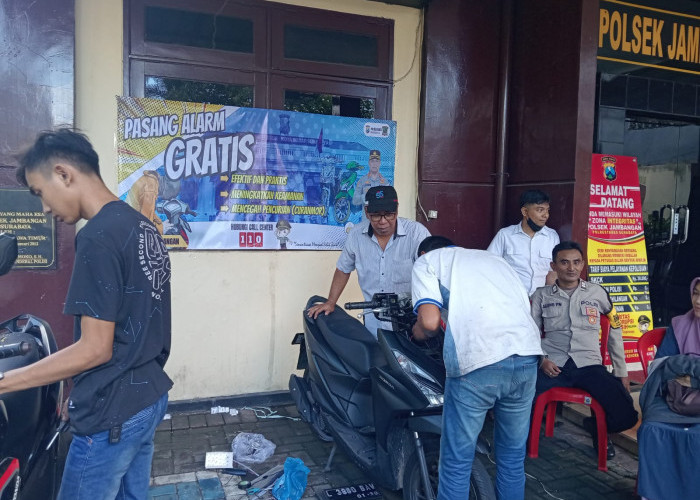 Tekan Curanmor, Polsek Jambangan Pasang 100 Unit Alarm Motor Gratis untuk Warga Pagesangan