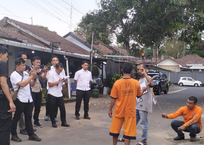 33 Adegan Rekonstruksi Pembunuhan Mantan Ketua RT Desa Ganjaran Malang