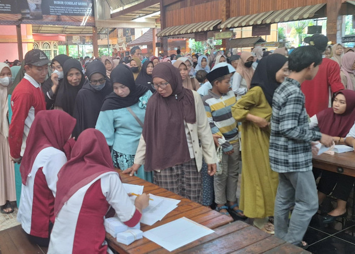 Pemilik Kampung Coklat Bagikan 20 ribu Amplop untuk Masyarakat Blitar dan Sekitarnya