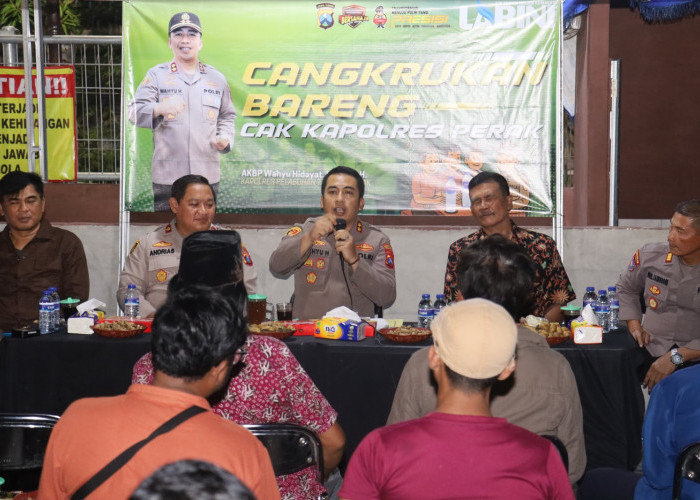 Dekatkan Diri dengan Warga, Kapolres Pelabuhan Tanjung Perak Cangkrukan dan Bagikan 300 Kunci Ganda
