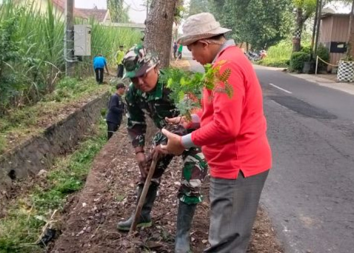Babinsa Pesantren dan Poktan Tani Harapan Lakukan Penghijauan Lingkungan Pagut Kediri