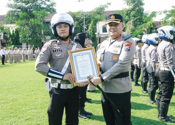 Kapolres Jombang Beri Penghargaan 12 Anggota Berprestasi