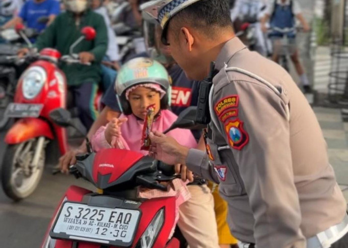 Satlantas Polres Bojonegoro Bagikan Cokelat kepada Anak Tertib Berlalulintas