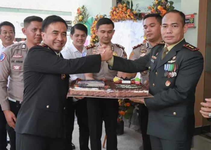 Kapolres Jombang Bawa Tumpeng ke Markas Tiga Satuan Beri Kejutan HUT TNI Ke-81