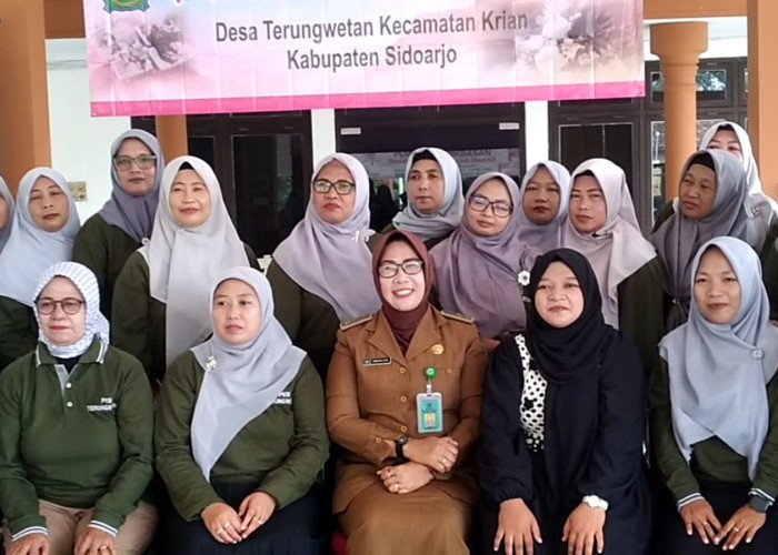 PKK Desa Terungwetan Krian Dilatih Kreasi Hantaran Pernikahan