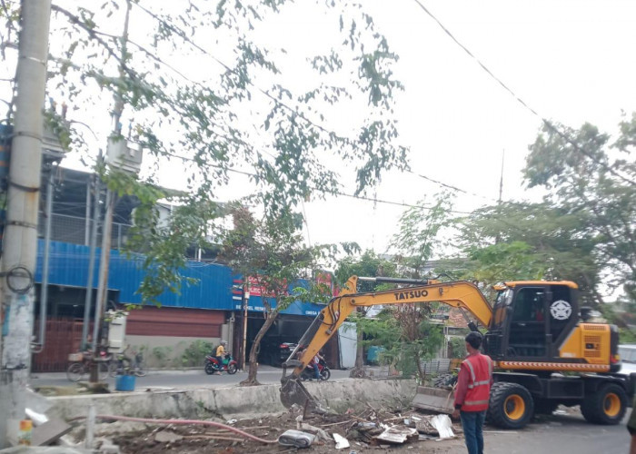 Kembalikan Fungsi Saluran, Satpol PP Tertibkan 1,8 Km Bangunan Liar di Kaliwaron