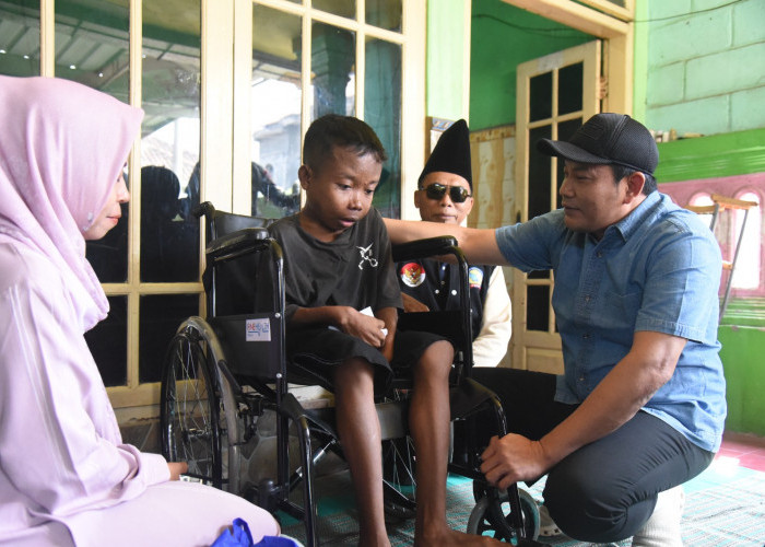 Blusukan ke Jabon, Bupati Sidoarjo Subandi Salurkan 4 Kursi Roda dan Bedah 2 Rumah Warga