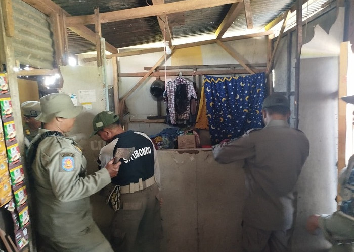 Satpol PP Situbondo Bongkar Warung Remang-Remang di Jalur Pantura