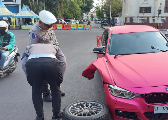 Aksi Cepat Petugas Lantas Malang Bantu Mobil Lepas Ban di Jalan