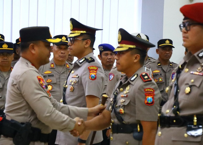 Kapolres Gresik Pimpin Sertijab PJU dan Kapolsek, 14 Personel Bergeser
