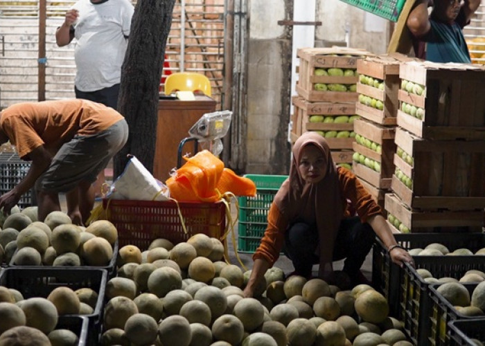 Pedagang Melon di Pasar Gede Solo Rasakan Dampak Ekonomi dari Program MBG