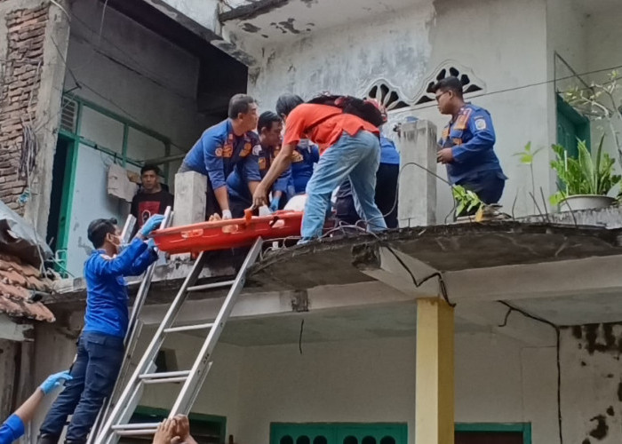 Tangga Sempit, Damkar Tulungagung Turun Tangan Evakuasi Jenazah dari Lantai Dua