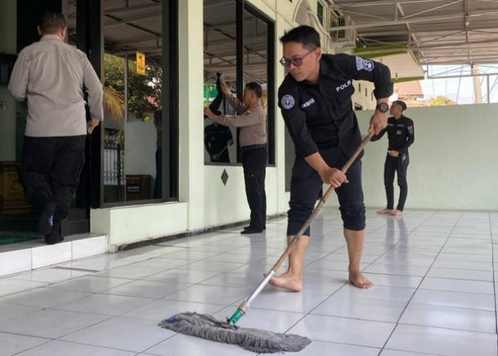 HUT Humas Polri Ke-75, Polresta Malang Kota Bersihkan Masjid dan Salurkan Bantuan