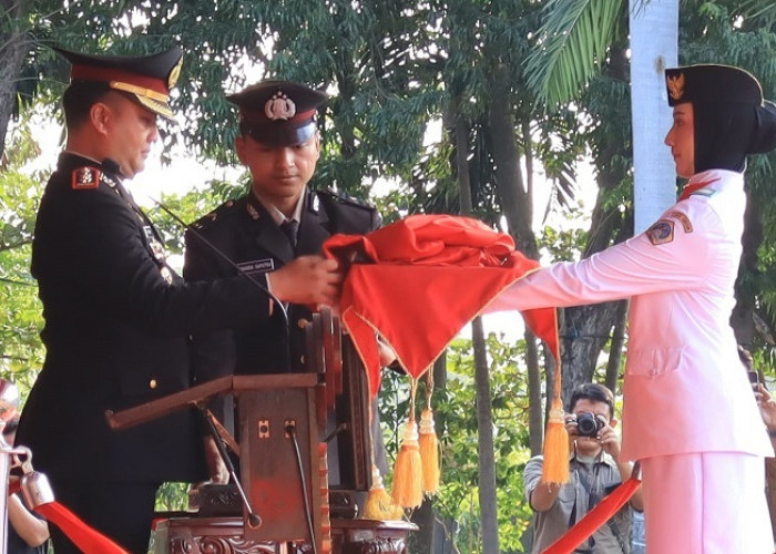Kapolres Gresik Pimpin Upacara Penurunan Bendera HUT Ke-81 RI