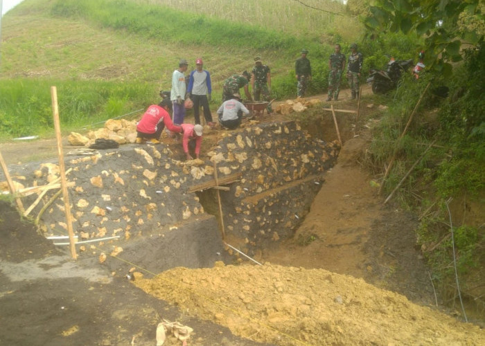 Struktur Plengsengan TMMD 127 Mulai Berdiri, Perkuat Akses Jalan Desa