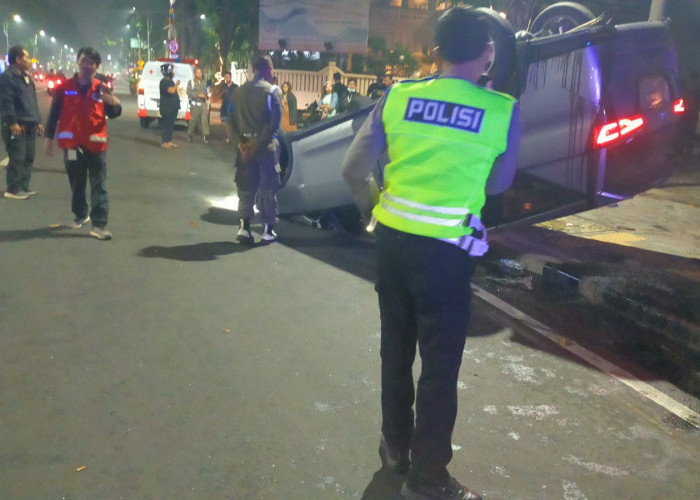 Ngeri! Innova Terbalik Usai Hantam Pembatas Jalan dan Naik Trotoar Jalan Panglima Sudirman Surabaya