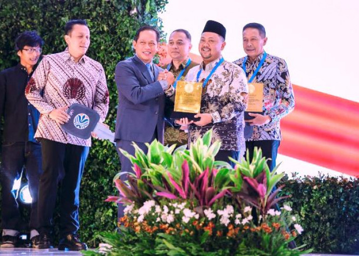 Gresik Raih Penghargaan Pengelolaan Sampah Menuju Kabupaten Bersih