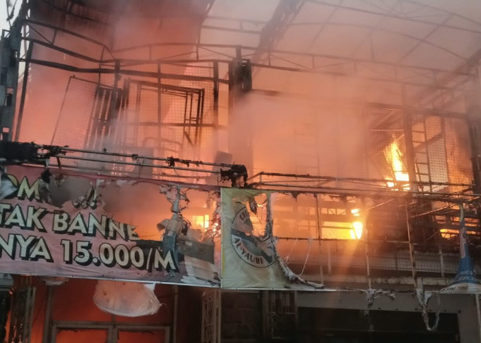 Kebakaran Percetakan Al-Yaubi Print di Kedinding Lor, Dua Motor Ikut Terbakar