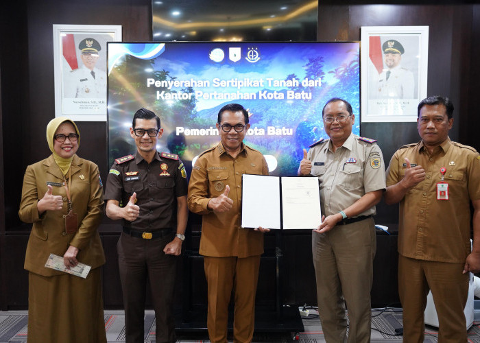 Wali Kota Nurochman Terima Sertifikat Aset Tanah Pemkot Batu dari BPN