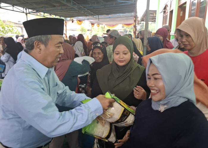 Doakan Kabinet Merah Putih, Budiono Bagikan 11.200 Paket Beras