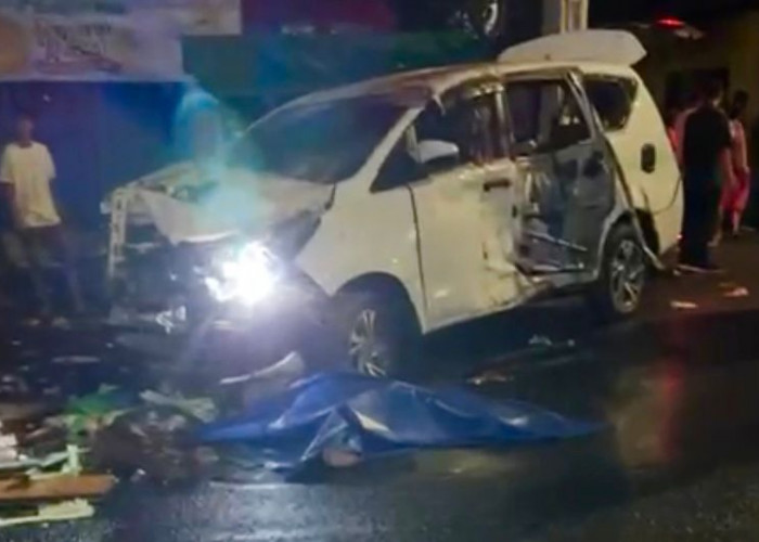 Mobil Innova Hantam Warung di Kedungdoro, 2 Orang Meninggal