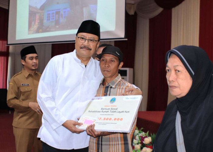 Pantau Bantuan RTLH, Gus Ipul: Harus Tepat Sasaran