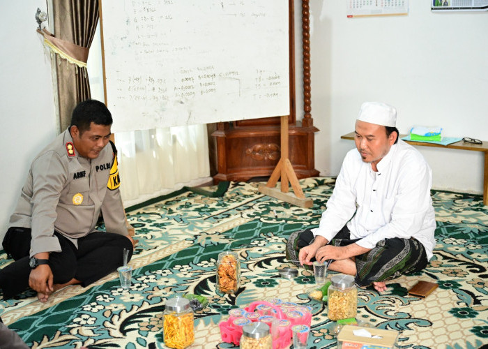 Kapolres Gresik AKBP Arief Kurniawan Jalin Silaturahmi dengan Pengasuh Ponpes Qomarudin