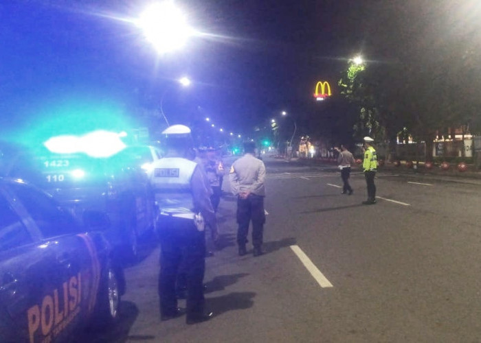 Patroli Polisi di Surabaya Tengah Malam Hingga Subuh