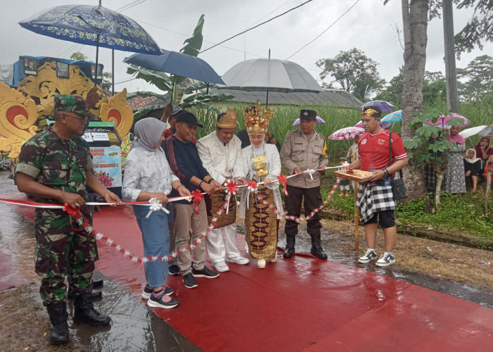 Kades Babakan Pimpin Karnaval Meriahkan HUT Ke-80 RI Meski Diguyur Hujan