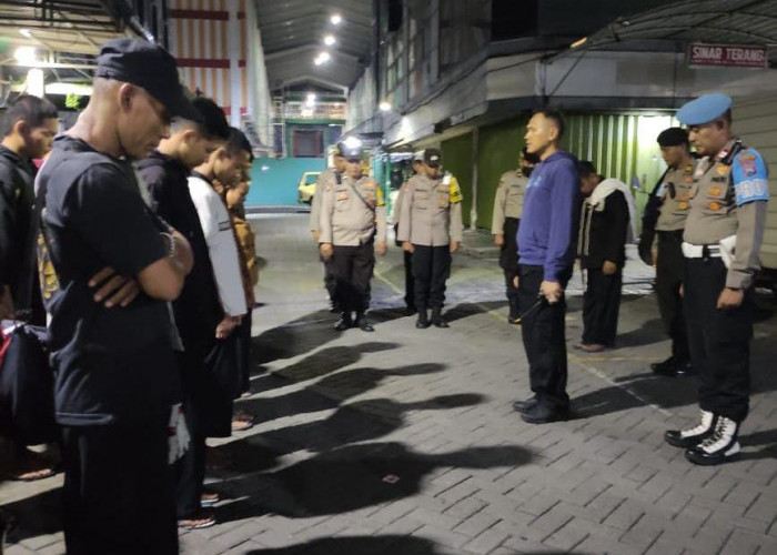 Polsek Bubutan Kawal Ratusan Peserta Latihan PSHT Menuju Lapangan Makorem