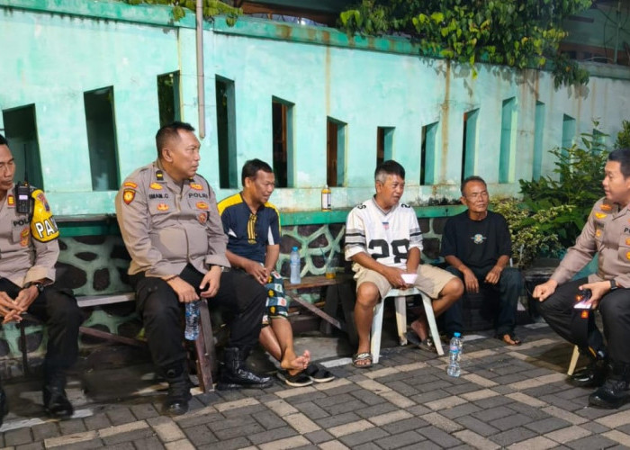Polsek Sukomanunggal Sambangi Warga Jalan Sono Indah Sosialisasikan Layanan Darurat 110