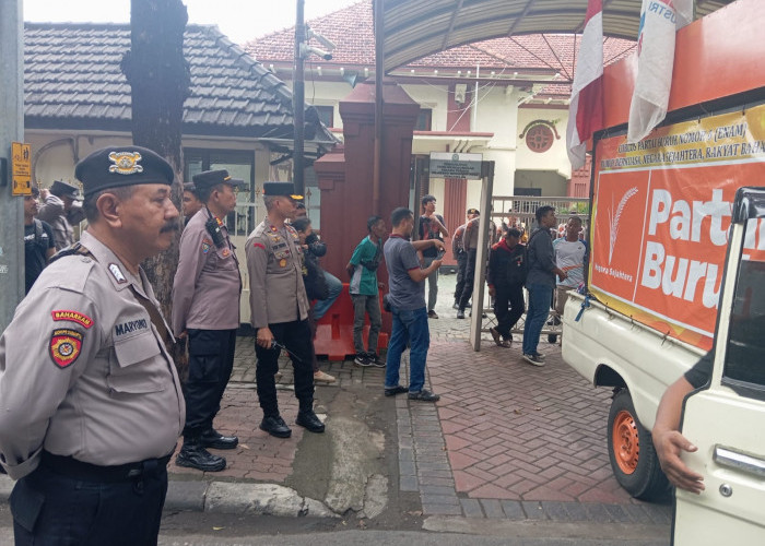 Polsek Sawahan Kawal Aksi Unjuk Rasa di Pengadilan Negeri Surabaya