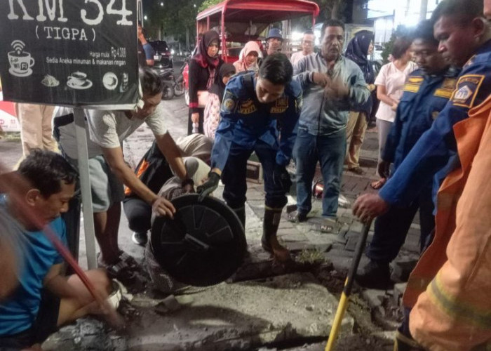 Dramatis, Damkar Gresik Evakuasi Ibu Rumah Tangga Tersangkut Lubang Selokan di GKB