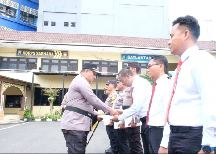 Kapolres Pelabuhan Tanjung Perak Beri Penghargaan Anggota Jatanras Berprestasi