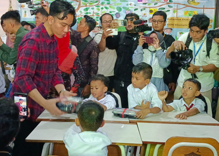 Gibran Uji Coba Makan dan Susu Gratis untuk Anak SD di Surabaya