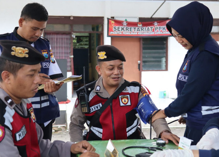 Tim Dokkes Polres Lumajang Cek Kesehatan Personel PAM Pemilu 2024