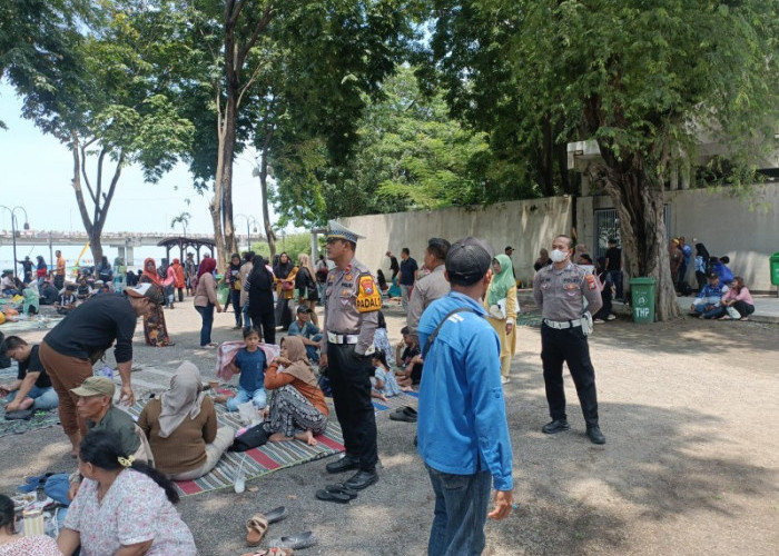 Ribuan Wisatawan Padati THP Kenjeran, Polisi Perketat Pengamanan Lebaran