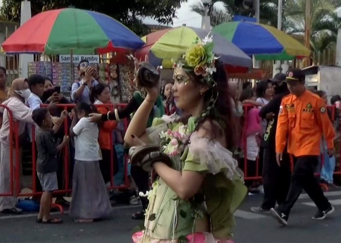 Pesona Puluhan Satwa Tampil dalam Gelaran Fashion Carnaval di Jember