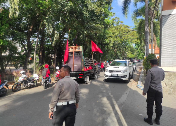 Polsek Gayungan Amankan Aksi Unras KASBI, Jamin Kamtibmas Kota Surabaya