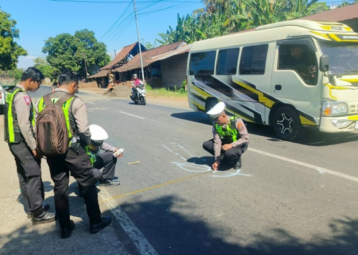Gagal Menyalip, Pemotor Asal Bondowoso Tewas Tertabrak Truk di Situbondo
