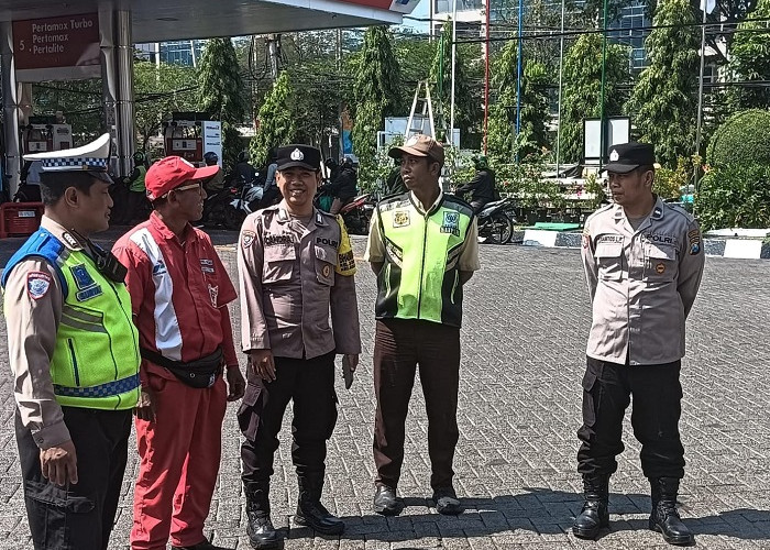 Patroli Sasar SPBU HR Muhammad Surabaya, Polsek Sukomanunggal Pastikan Stok BBM Aman  