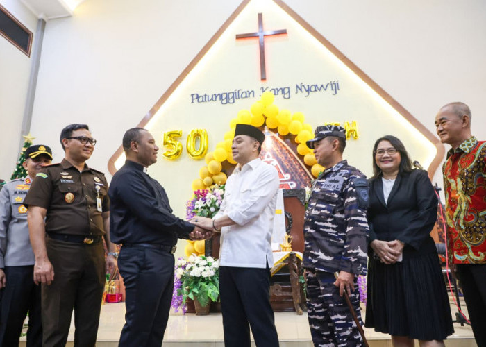 Misa Natal 2025, Wali Kota Eri Titip Doa Keselamatan untuk Surabaya dan Korban Bencana Sumatera