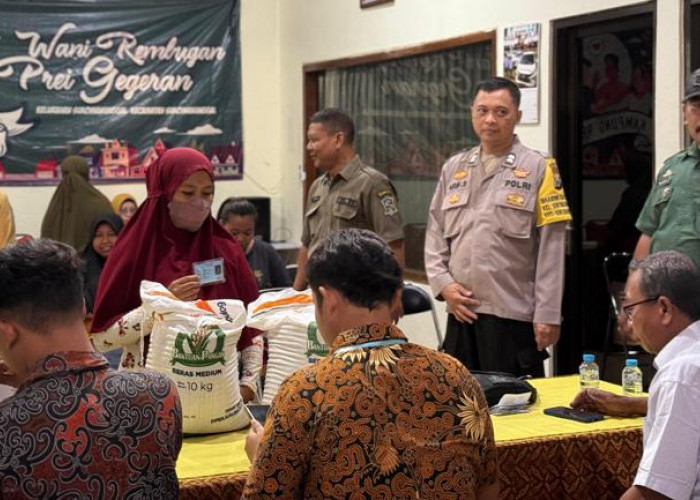 Polsek Sukomanunggal Amankan Distribusi Beras Bulog untuk Warga Kurang Mampu
