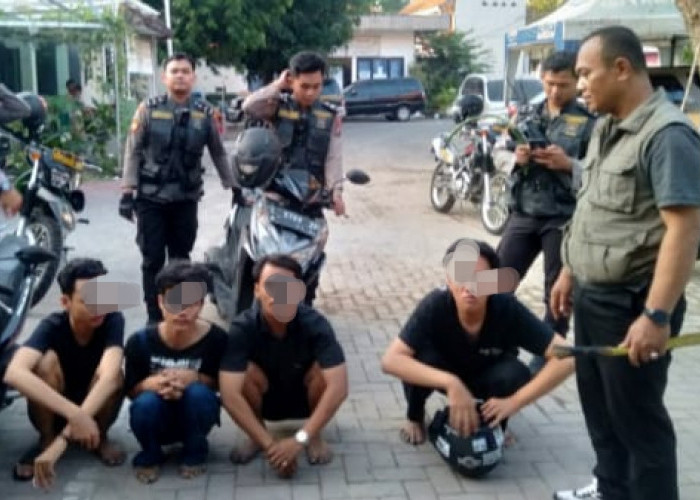 Polsek Simokerto Amankan 5 Remaja Gangster Bawa Celurit